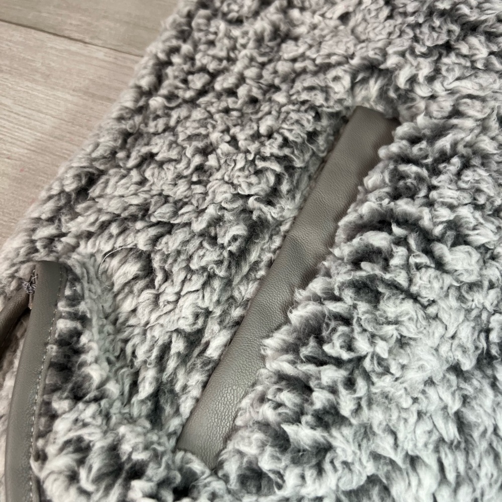 NWT!! NEW- grey Abercrombie & Fitch Cloud Sherpa Vest - Picture 3 of 13